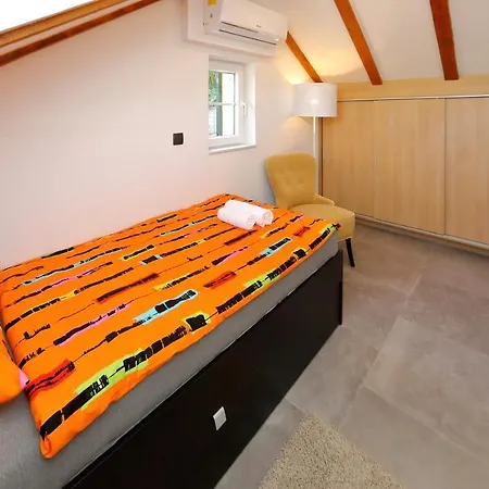 בית נופש Stone Diamond זאדאר